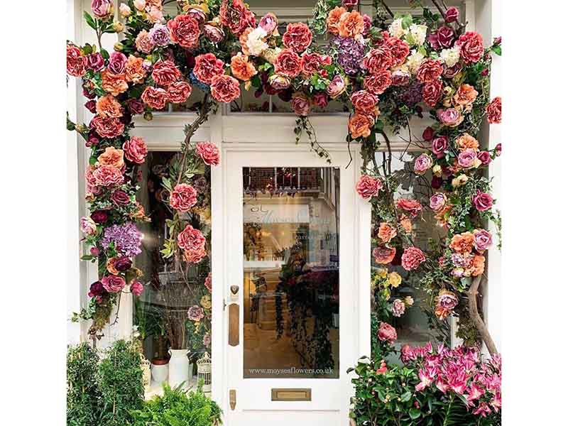 德陽(yáng)花店裝修這樣做，讓過(guò)路人都成為花店?？? /></p>
<div>德陽(yáng)花店裝修這樣做，讓過(guò)路人都成為花店?？?，花店的布置很重要，精巧、美麗的布置，不但能吸引消費(fèi)者的視線，引領(lǐng)其走進(jìn)花店，而且巧妙的布置有時(shí)也會(huì)給顧客帶來(lái)靈感，顧客也會(huì)把看到的一些好點(diǎn)子與家居裝修、裝飾結(jié)合起來(lái)，進(jìn)而成為花店的?？?。</div>
<div>&nbsp;<img src=